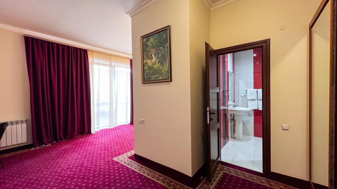 Olympavan Hotel Jereván Kültér fotó