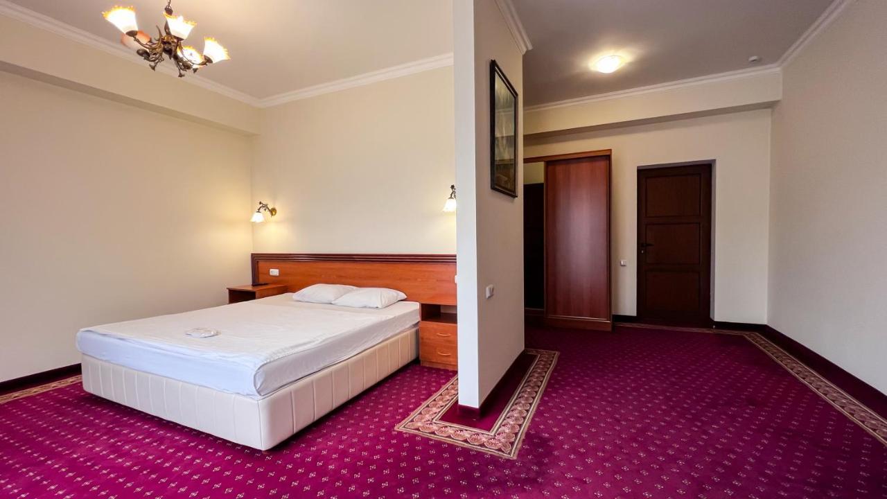 Olympavan Hotel Jereván Kültér fotó